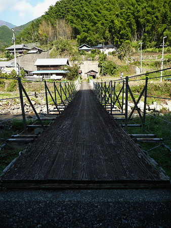 黒川にかかる吊橋