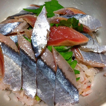秋刀魚のお刺身が激安だったので、酢飯にどーん！しました。