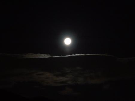 夜明け前の満月と雲