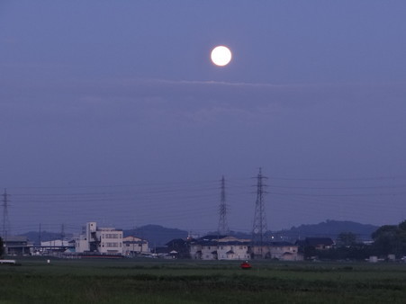夜明け前の満月