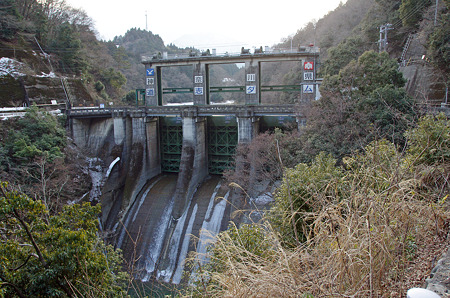 洪水吐は陽が当たらないから凍る