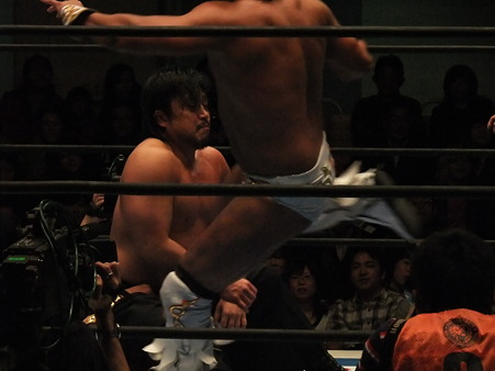 新日本プロレスPRESENTS CMLL FANTASTICA MANIA 2012 1日目 KUSHIDA＆後藤洋央紀vsマスカラ・ドラダ＆ルーシュ (3)