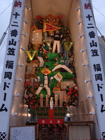 30 博多祇園山笠 飾り山 福岡ドーム 躍進不動翔若鷹(やくしんふどうとぶわかたか)2012年 写真画像
