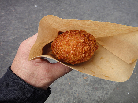 今日のお昼は馬ロッケいっこ