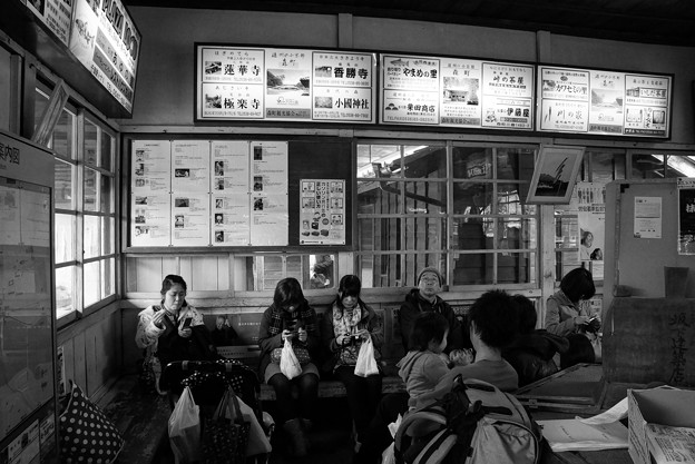 家山駅で列車待つ観光の人たち 大井川鉄道 写真共有サイト フォト蔵