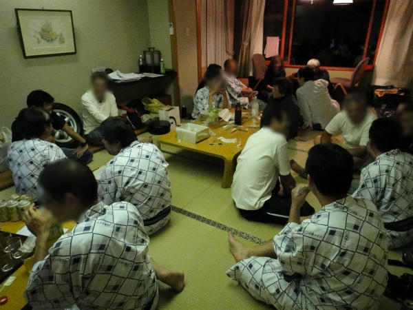 宴会場から宴会部屋へ移動して歓談