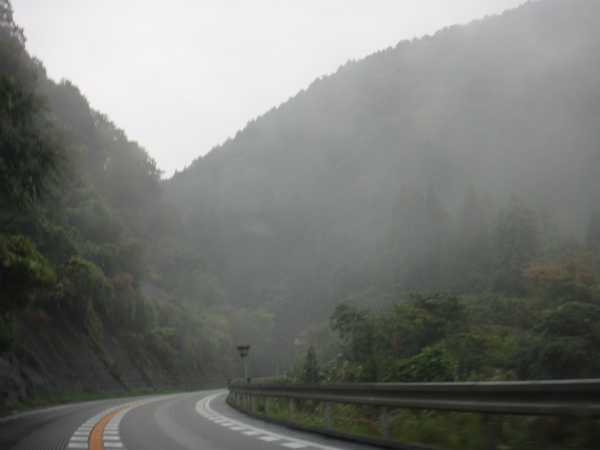 雨と霧の中を走る