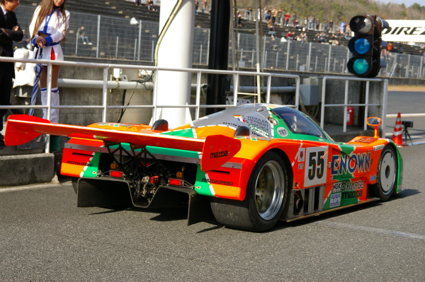 片山義美選手のドライブでサーキットへ進むMAZDA787B （次男撮影）