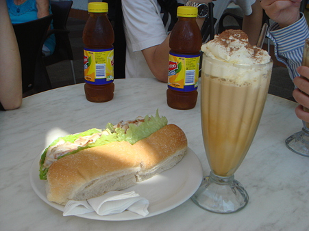 ケアンズ博物館近くのカフェで食べたサンドイッチとアイスコーヒー（のつもりが…）