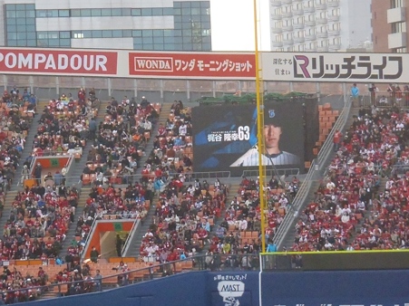 三塁側内野席に設置されたモニター